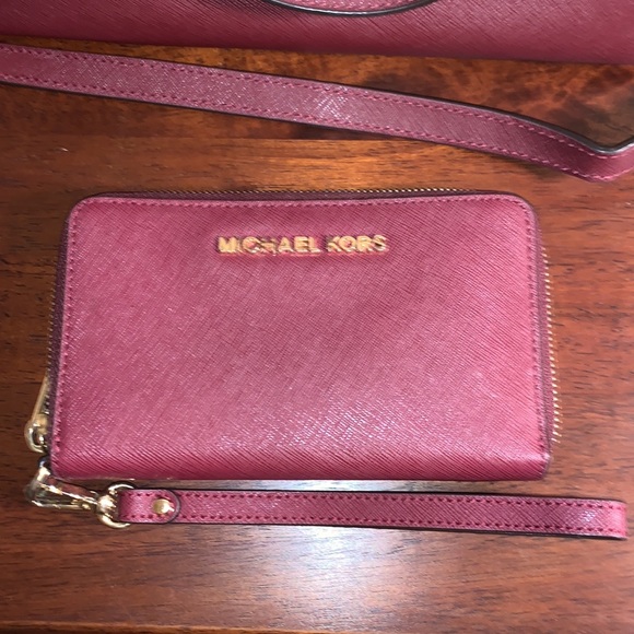 MICHAEL KORS GORGEOUS CROSSBODY HANDBAG WITH MATCHING WRISTLET - Picture 3 of 16